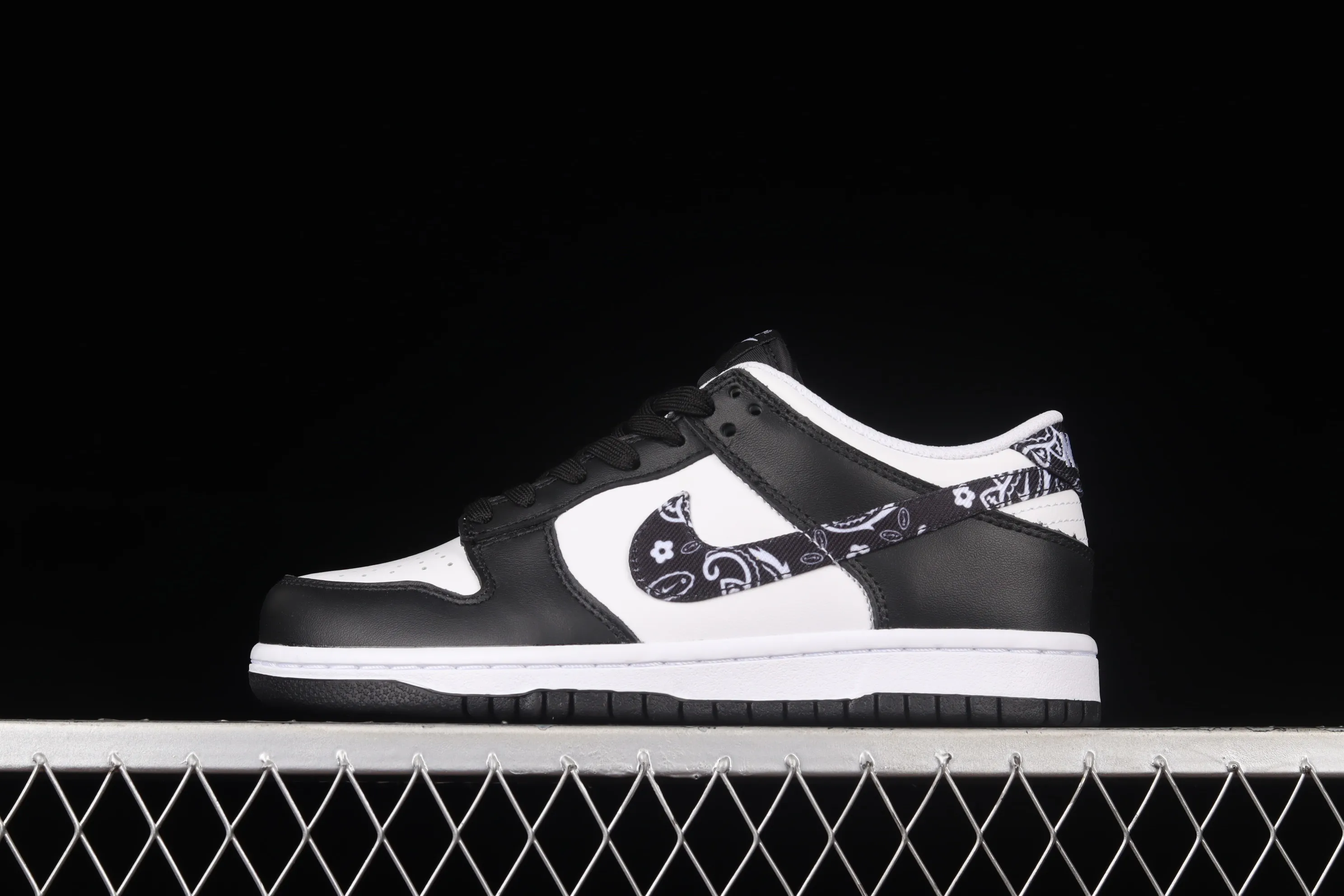 All categories Nk SB Dunk Series Nk SB Dunk Low low-top sneakers C version Nk SB Dunk Low "Black Paisley" black and white cashew flower SB smashed backboard fashion casual sneakers DH4401-100
